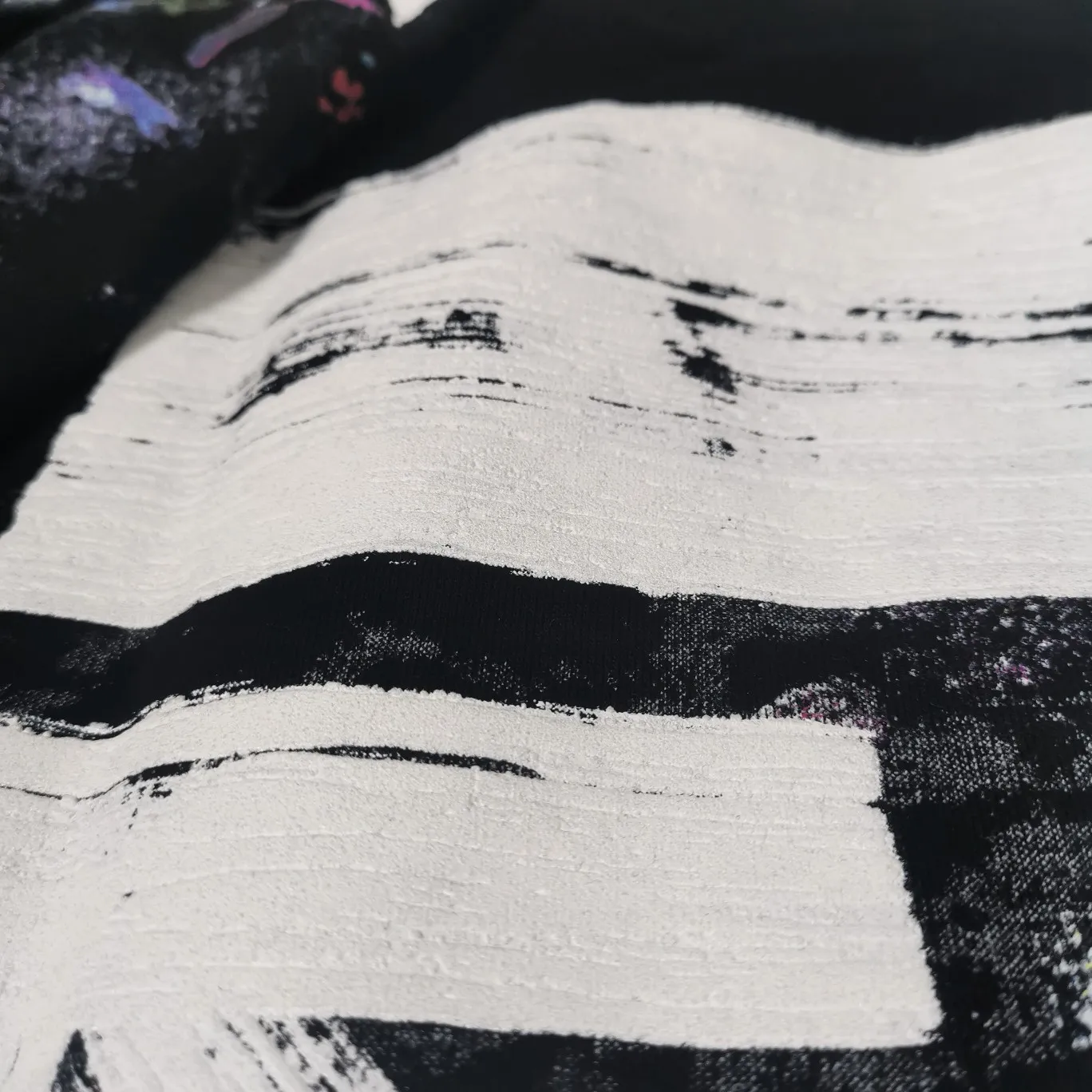 Additional details: Starry Sky Fireworks Round Neck—the top tested version OFFWHITE Starry Sky Fireworks, the strongest fireworks on earth, round neck pullover sweatshirt, 18-layer film heavy industry three-dimensional inkjet printing.  The fireworks color system is obtained through contrasting printing. There are eight panels in the whole body. Seven color sets and eight panels are printed in eight times. The first layer is gray, the second layer is white, the third layer is yellow, the fourth layer is green, the fifth layer is blue, the sixth layer is purple, the seventh layer is orange. The last layer is arrow paint printing. The seven colors are layered on each other, which will also create new colors. The arrows on the back and the front squares are first glued and then hung in four layers. The paint has an obvious concave and convex feeling. Quality speaks for itself in the details. The blue letters are electrostatic three-dimensional flocking. They are made separately and then printed through high-temperature thermal transfer. The difficulty is unprecedentedly high. I have made more than 80,000 pieces of fireworks series in total. More than half of the ones you see on the market are made by me!  Size chart